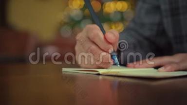 4K<strong>视频</strong>女人<strong>手写</strong>在白色笔记本上，计划在桌子上的工作，在咖啡馆里的bokeh灯。